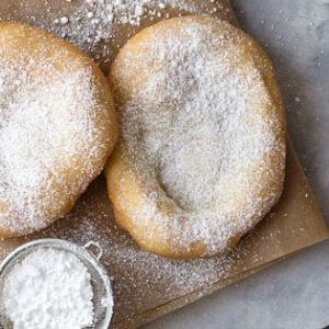 Langos mit süßem Belag. Für Naschkatzen gibt es eine süße Langos.